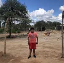 Arm&oacute; una cancha de v&oacute;ley con palos y una red de pesca: ahora solo necesita una pelota