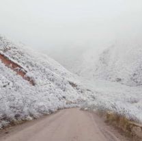 Caravana de veh&iacute;culos para ir a ver la nieve a Cuesta del Obispo