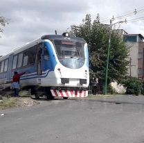 Emocionada, una salteña acerca unas empanaditas a los maquinistas del tren de pasajeros