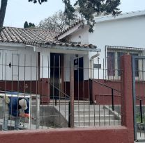 Vecinos pintan la escuela con los colores del poncho salte&ntilde;o