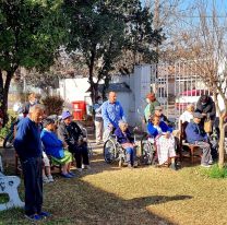 Abuelos del hogar Santa Ana festejaron su día junto a la banda 25 de Mayo