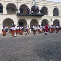 Salteños y turistas disfrutaron del Cambio de Guardia de Honor en el Cabildo Histórico