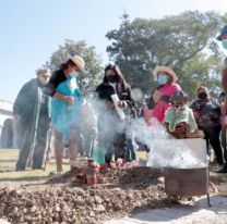 Se realizó el tradicional convite a la Pachamama en el Mercado Artesanal