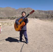 Un sueño cumplido: Llegó la guitarra para Gastón, el niño que canta en los cerros