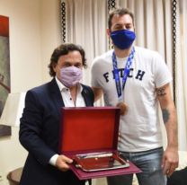 El gobernador Sáenz distinguió al capitán olímpico de la Selección Argentina de vóley Luciano De Cecco
