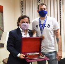 El gobernador Sáenz distinguió al capitán olímpico de la Selección Argentina de vóley Luciano De Cecco