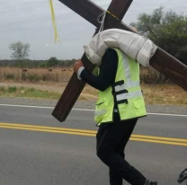 Un tucumano emprendió una peregrinación hacia Salta con una cruz a cuestas
