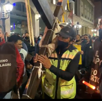 Lleg&oacute; el hombre que carga la cruz a Cristo: vino caminando de Tucum&aacute;n