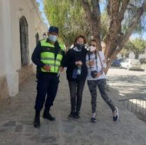 Polic&iacute;as encontraron una billetera con $40000 en la plaza de Cachi y la entregaron a su due&ntilde;a