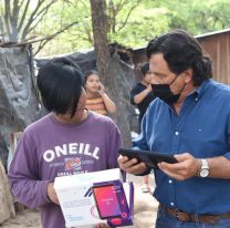 Sáenz entregó tablets a comunidades wichi junto a Maxi Sánchez