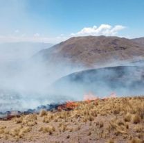 Trabajan para contener un incendio a 2.500 m.s.n.m en la localidad de Amblayo