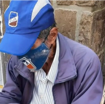 Tiene 106 años, está ciego y pide limosnas en Salta para ayudar a su esposa con cáncer