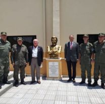 En un nuevo aniversario de la Batalla de Suipacha, Salta don&oacute; un busto de G&uuml;emes a Gendarmer&iacute;a Nacional