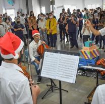 La orquesta infantojuvenil compartió su música a los enfermeros y niños del Materno Infantil