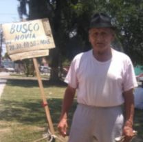Abuelito salte&ntilde;o busca novia y se sienta a esperar todos los d&iacute;as en el mismo banco