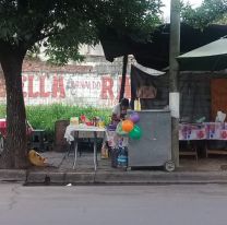Una salteña se paró en una esquina a dar regalos a los niños por Reyes