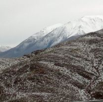 En plena ola de calor, un cerro de Salta se tiñó de blanco