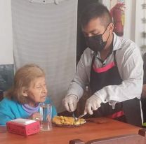 Un mozo le ayudó a una señora mayor a cortar sus alimentos y se viralizó