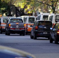 Multarán a todos los que estacionen en doble fila en las escuelas