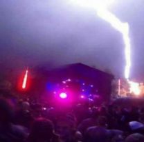 VIDEO | Tremendo susto en La Caldera: cayó un rayo en pleno show de Los Tekis