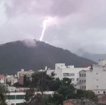 Cay&oacute; un rayo en el cima del cerro San Bernardo e hizo temblar a toda Salta