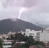 Cay&oacute; un rayo en el cima del cerro San Bernardo e hizo temblar a toda Salta