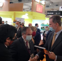 El rey Felipe de Espa&ntilde;a visit&oacute; el stand de Salta en la feria de Barcelona