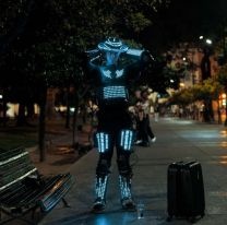  Harto de todo, renunció a su trabajo y ahora es un "robot" con 19 millones de seguidores