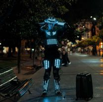 Harto de todo, renunció a su trabajo y ahora es un "robot" con 19 millones de seguidores