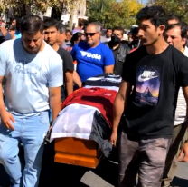 VIDEO: El emotivo gesto del hijo de Lucas Heredia en la despedida de su papá