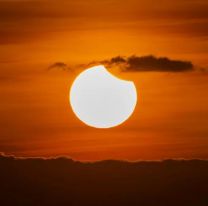 El fin de semana se podrá ver el primer eclipse de Sol del año: cuándo y cómo verlos