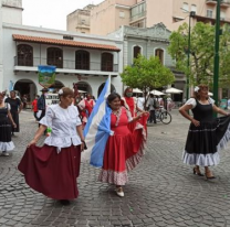 Desfile, muestra artística y artesanal de los adultos mayores