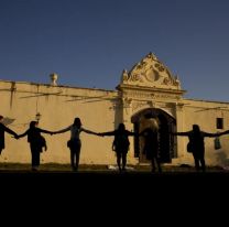 En silencio y bajo el lema "hermana, sí te creo", se hizo el abrazo al convento de las carmelitas en Salta