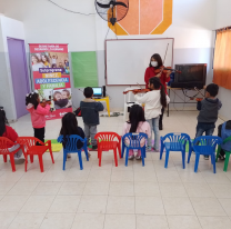 Se dictan clases gratuitas de violín a niños de zona oeste