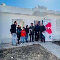 Familia salteña afectada por un incendio recibió una vivienda nueva