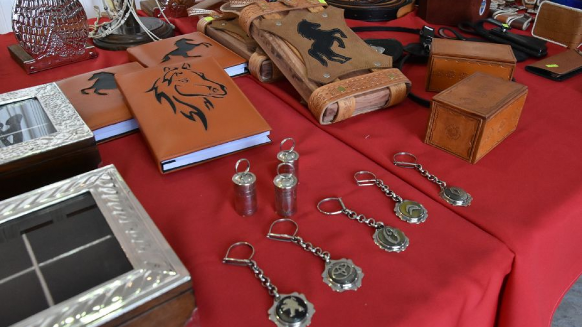 Exposición y venta de productos realizados en el servicio penitenciario para "El día del padre"