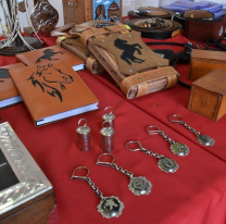 Exposición y venta de productos realizados en el servicio penitenciario para "El día del padre"