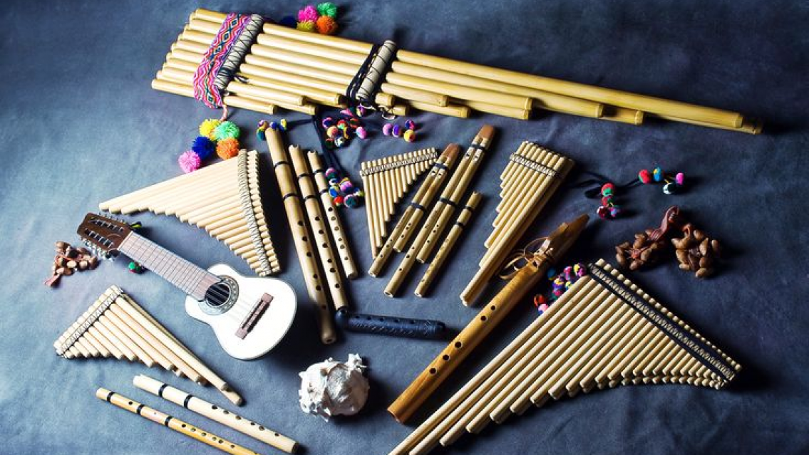 Muestra de instrumentos musicales andinos y étnicos en el Mercado