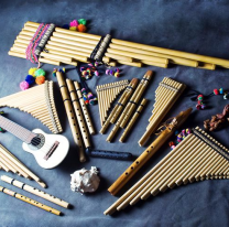 Muestra de instrumentos musicales andinos y étnicos en el Mercado Artesanal