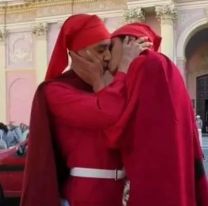 Quiénes son los "infernales" que se besaron frente a la Catedral