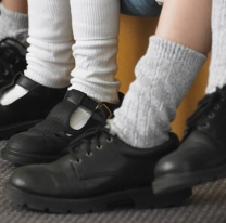 Maestro salteño le regaló zapatos a su alumna para que jure a la bandera