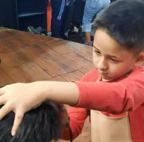 Es salteño, tiene 8 años y corta el pelo como el mejor profesional