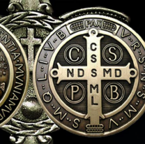 Día de San Benito: 7 cosas que debes saber sobre la medalla y la cruz