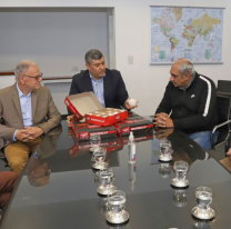 La Embajada de Estados Unidos donó pelotas de béisbol a clubes salteños