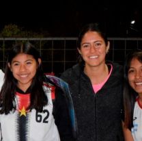 Las leonas salteñas visitaron una escuelita de hockey de una localidad de Salta