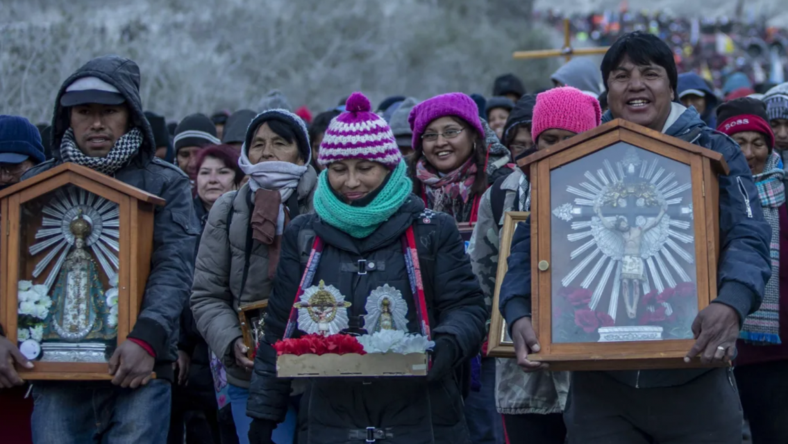 "Un masaje por un par de medias", el truque solidario para los peregrinos del Milagro salteño