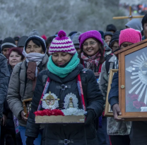 "Un masaje por un par de medias", el truque solidario para los peregrinos del Milagro salteño