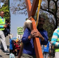 La fe mueve montañas: Vino caminando desde Tucumán con una cruz a cuestas