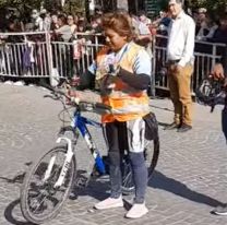 Pedaleó 190 kilómetros hasta la Catedral de Salta por su hijo: "Rezo para que dejen de hacerle bullying"