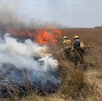 Bomberos trabajan para apagar el fuego que sigue consumiendo el norte de Salta